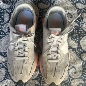 Women’s shoes- new balance, size 6 1/2.
